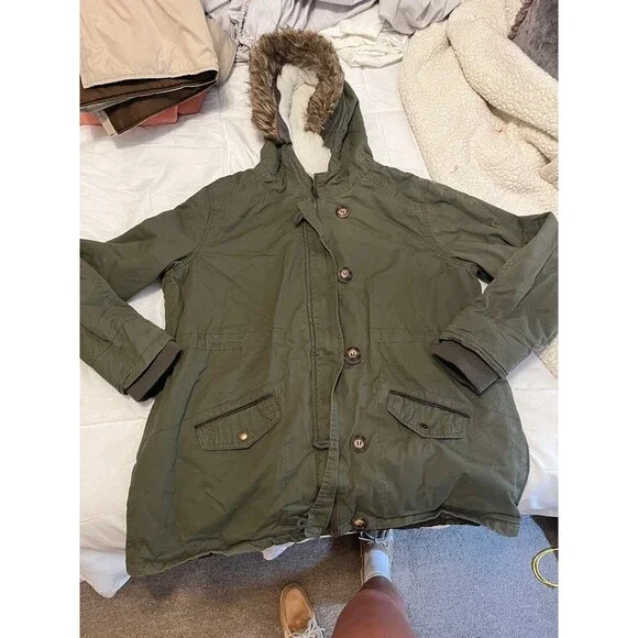 Women’s Winter Coat - Picture 1 of 6